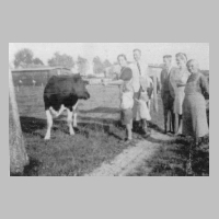 086-0143 Kurt Templin, Eltern und Familie bei der neu erworbenen Kuh.jpg